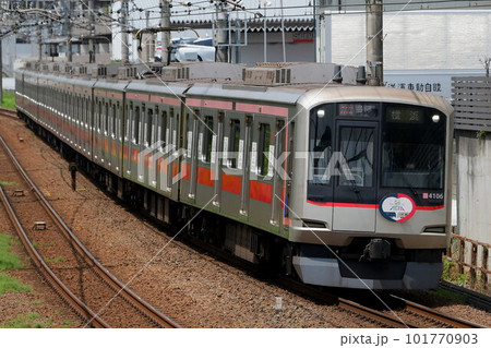 東急5050系4000番台4106F　新横浜で相鉄線・東横線つながるHM、装飾付 101770903