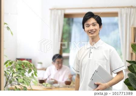 若い男性介護士 若い男性介護士 101771389