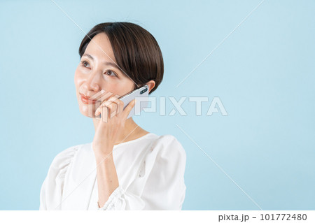 スマホで電話する女性 101772480