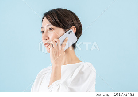 スマホで電話する女性 101772483