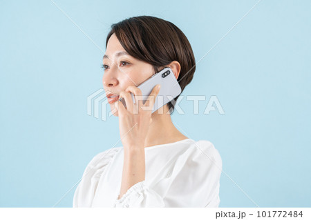 スマホで電話する女性 101772484
