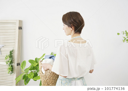 家で洗濯物を運ぶ女性 家で洗濯物を運ぶ女性 101774136