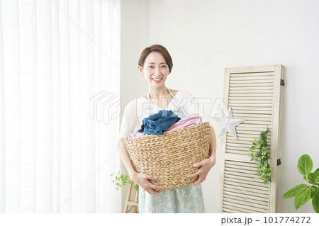家で洗濯物を運ぶ女性　カメラ目線 101774272