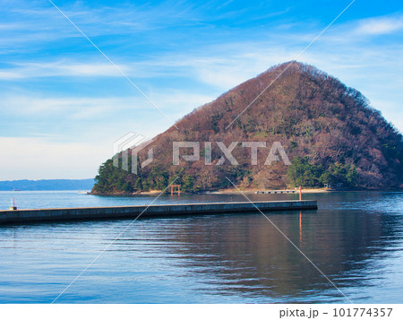 海に浮かぶ孤島・青森県青森市浅虫 湯ノ島と弁財天宮 海に浮かぶ孤島・青森県青森市浅虫 湯ノ島と弁財天宮 101774357