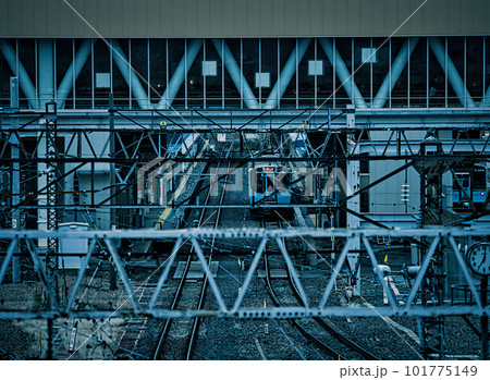 駅構内に停車する回送の列車 101775149