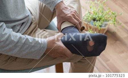 穴の空いてしまった靴下と男性 穴の空いてしまった靴下と男性 101775323