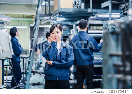 工場で悩む労働者 101775434