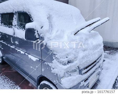 雪の日にワイパーを立てた車 雪の日にワイパーを立てた車 101776157