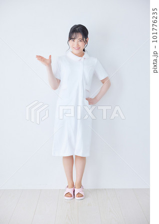 ポーズするナース服の女性 ポーズするナース服の女性 101776235