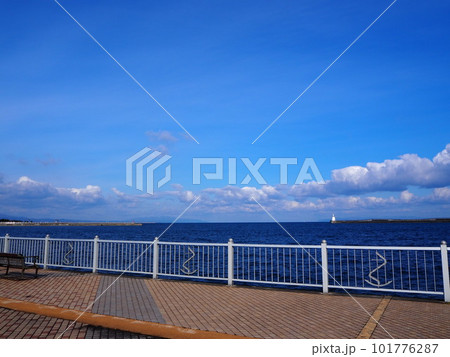 津軽海峡　青森県　物産館アスパム裏の青い海公園から　りんごパイがおいしい　2022年11月 101776287