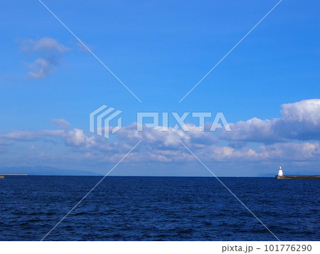 津軽海峡　青森県　物産館アスパム裏の青い海公園から　りんごパイがおいしい　2022年11月 101776290