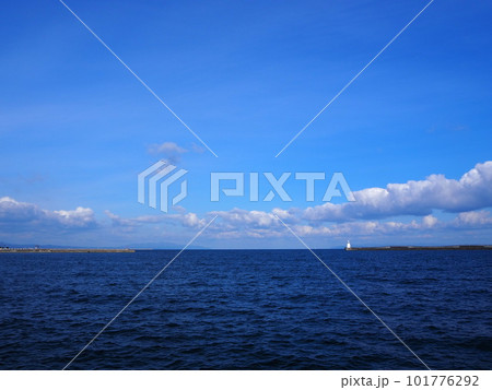 津軽海峡　青森県　物産館アスパム裏の青い海公園から　りんごパイがおいしい　2022年11月 101776292