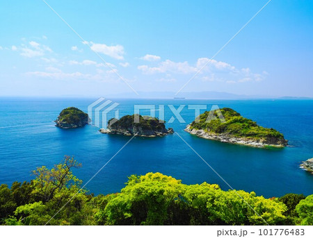 水平線に並ぶ島、雑賀崎灯台からの景色 101776483