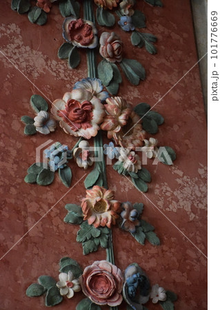 ラトビア　ルンダーレ宮殿　薔薇の間　壁の彫刻細工 101776669