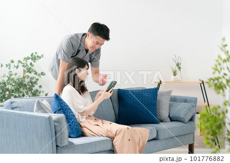スマートフォンを見るミドルカップル 101776882