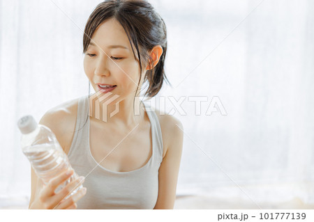 ペットボトル　女性　運動 101777139