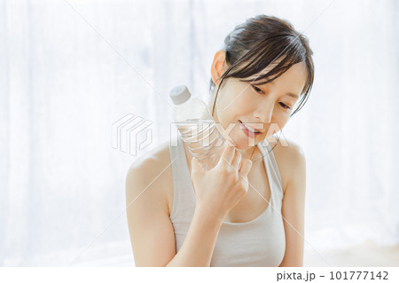 ペットボトル　女性　運動 101777142