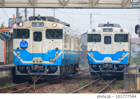 石井駅で行き違う四国色のキハ47形（JR四国） 101777564