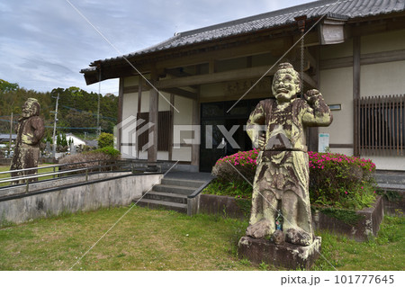 「宮崎県」日向国分寺跡・木喰五智館　入口の仁王像 101777645