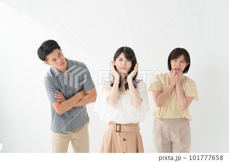 悩む　考える　不安　男女 101777658