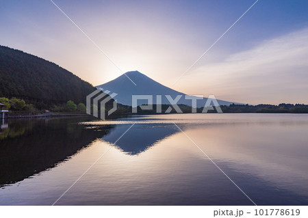 （静岡県）田貫湖夜明け、ダイヤモンド富士を待つ 101778619