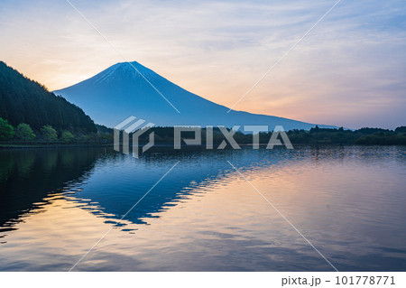 （静岡県）田貫湖　ダイヤモンド富士 101778771
