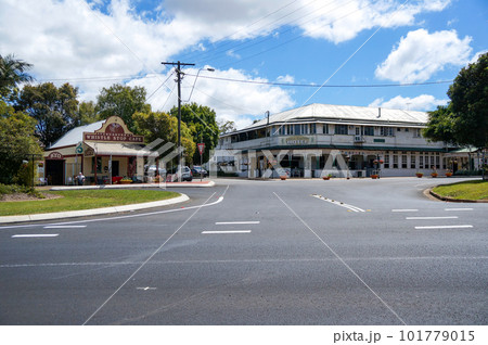 アサートン高原にあるレイク・イーチャムの静かな街並み 101779015