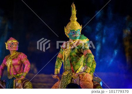 タイの仮面劇コーンに登場する鬼(ヤック)たち タイの仮面劇コーンに登場する鬼(ヤック)たち 101779370