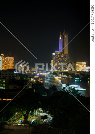 チャオプラヤー川の夜景(下町と都会) チャオプラヤー川の夜景(下町と都会) 101779380