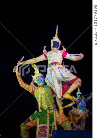 鬼（ヤック）と神々の戦い／タイの仮面劇 101779398