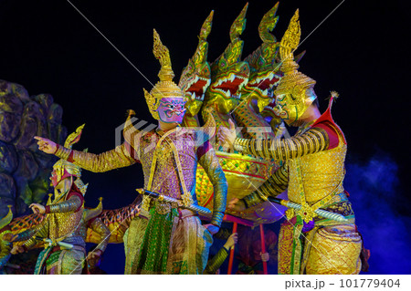 鬼（ヤック）と神々の戦い／タイの仮面劇「乳海攪拌」より 101779404