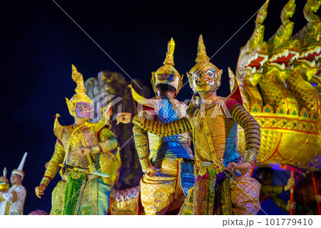 鬼（ヤック）と神々の戦い／タイの仮面劇「乳海攪拌」より 101779410