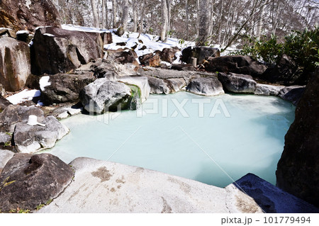 露天風呂の風景　湧き出る源泉の湯　黄金の湯　のんびり温泉　野天風呂　温泉イメージ　新潟観光名所 101779494