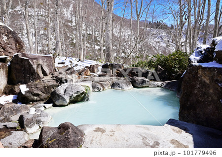 露天風呂の風景　湧き出る源泉の湯　黄金の湯　のんびり温泉　野天風呂　温泉イメージ　新潟観光名所 101779496