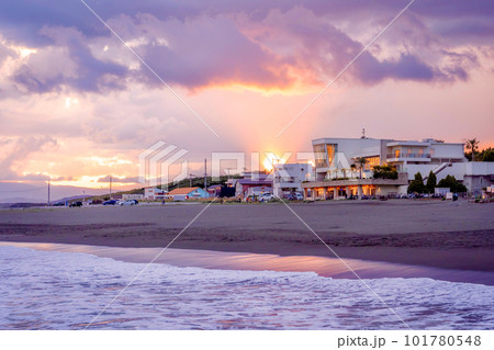 夕方のサザンビーチ茅ヶ崎 101780548