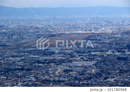 中山縦走　見晴台から伊丹空港　大阪国際空港の全敷居を望む 101780988