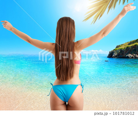woman in a summer vacation in a isolated tropical beach 101781012