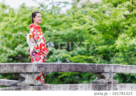 京都観光をする着物姿の女性   101781325