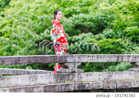京都観光をする着物姿の女性 京都観光をする着物姿の女性 101781382
