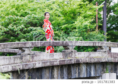 京都観光をする着物姿の女性   101781383
