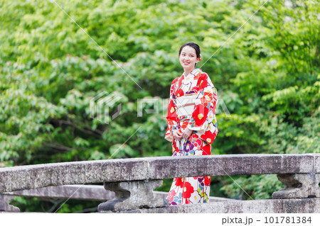 京都観光をする着物姿の女性   101781384