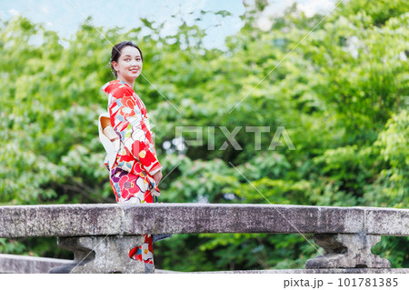 京都観光をする着物姿の女性   101781385