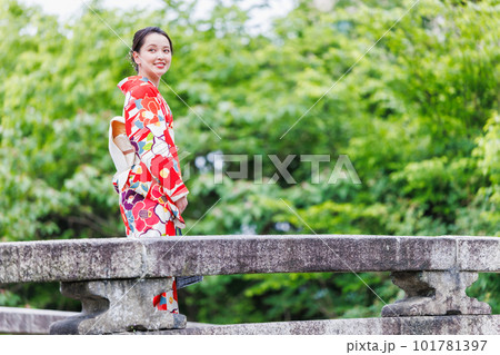 京都観光をする着物姿の女性   101781397