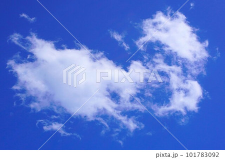 青い空に浮かぶ白い雲 青い空に浮かぶ白い雲 101783092