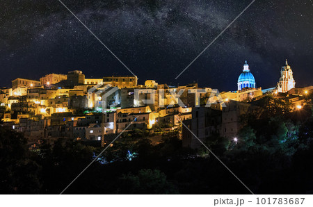 Night Ragusa town view, Sicily, Italy 101783687