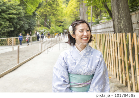 着物で鎌倉を観光する女性 着物で鎌倉を観光する女性 101784588