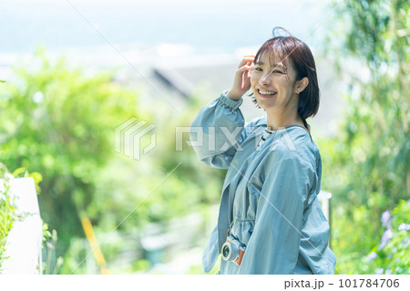 新緑の中を歩く女性　観光を楽しむ女性　観光地で散策する女性　休日に旅行する女性　 101784706