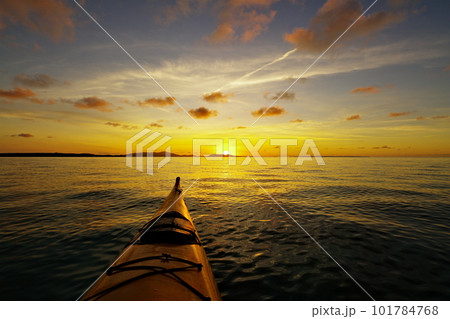 沖縄県小浜島 シーカヤックに乗りながら見た朝日 沖縄県小浜島 シーカヤックに乗りながら見た朝日 101784768
