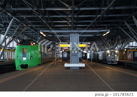 旭川駅に停車中の特急ライラック・宗谷本線 101785625