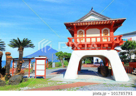 【鹿児島県】晴天の開聞岳と龍宮神社（長崎鼻灯台公園） 101785791